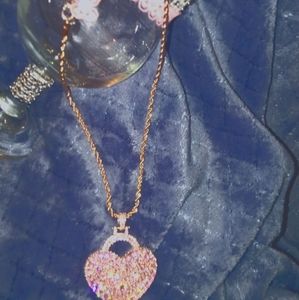 *Brand New* Pink heart shaped necklace 💖💖💖💖